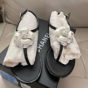 ✅ Guaranteed Authentic✅Chanel Camellia Patent Leather sandals